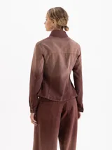 Camisa de algodón con efecto degradé en tonos bordeaux, de corte entallado en la cintura y diseño evasé hacia el ruedo. Presenta cuello clásico, cierre frontal con botones y bolsillos con solapa en el pecho.