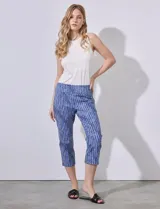 Pantalón capri marca Zac & Rachel confeccionado en gabardina elastizada con estampado geométrico azul y blanco, de calce ajustado.