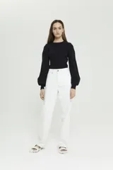 Jean de corte recto, estilo años 90, tiro alto, suelto y largo. Lavado acid wash.