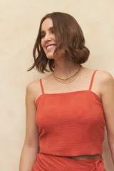 Top color ladrillo con textura, breteles finos y corte recto.