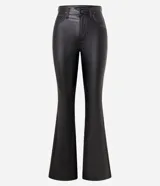 Pantalón bootcut Cortelle de sarga resinada color negro, con cintura mediana, bolsillos delanteros y traseros, cierre con botón y cremallera, y trabillas en la cintura.