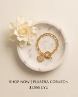 Pulsera de cadena de eslabones gruesos con baño de oro, cierre de barra en T y dije en forma de corazón con inscripción grabada.