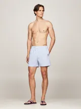 Ojotas Tommy Hilfiger con suela de EVA azul marino y tiras de tejido trenzado con cinta distintiva en colores azul marino, blanco y rojo.