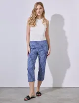Pantalón capri de gabardina elastizada con estampado floral multicolor.