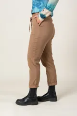 Pantalón negro de tela agamuzada, corte cigarette, con cintura elastizada ajustable con cordón y bolsillos laterales.