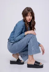 Sandalias negras de plataforma con punta cuadrada y tira ancha sobre el empeine.