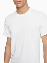Pack de tres remeras blancas de algodón con cuello redondo y manga corta. Incluye logo de Calvin Klein en el ruedo.