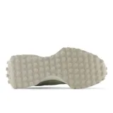 Championes New Balance 327, con capellada de nylon color beige y superposiciones de gamuza verde. Logo "N" de cuero blanco en el lateral, entresuela de goma color hueso y suela con tacos.