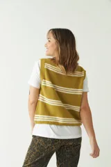 Chaleco de punto color crema con rayas horizontales negras.