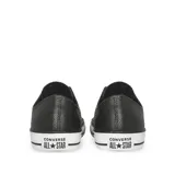 Championes urbanos de cuero negro, con suela de goma blanca y puntera de goma blanca.