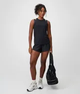 Musculosa deportiva de microfibra perforada en color menta, con escote alto, diseño de espalda nadadora y corte holgado.