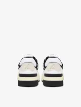 Zapatillas urbanas Autry modelo CLC Low para mujer, confeccionadas en cuero blanco con detalles en negro y beige. Presentan puntera perforada, cordones planos de algodón, cuello acolchado y suela de goma con dibujo en contraste.