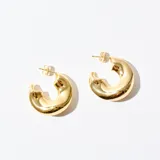 Aros tipo argolla gruesa, color dorado.