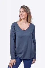 Remera azul de algodón con escote redondo amplio y mangas largas.