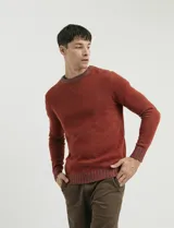 Sweater de punto con cuello redondo, manga larga y puños y ruedo acanalados. Presenta un diseño jaspeado en tonos oscuros.