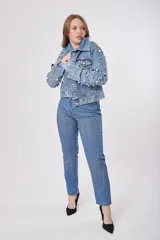 Pantalón de jean azul con detalles de strass plateados.
