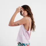 Blusa lila de breteles finos con encaje en el escote.