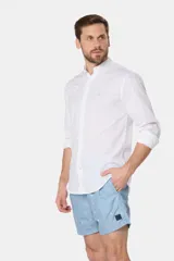 Short de baño azul con estampado de veleros blancos, cintura elástica con cordón ajustable, dos bolsillos laterales y suspensor de malla fina.