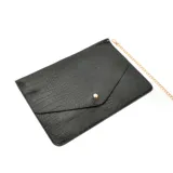 Sobre negro de símil cuero con textura tipo cocodrilo, cierre con broche dorado y cadena dorada desmontable.