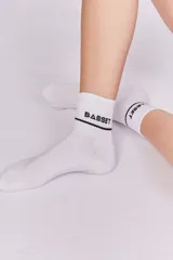 Medias blancas de caña media con logo 'Basset' en negro.