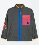 Campera larga color gris con cierre frontal azul, cuello alto y bolsillos laterales. Tiene un parche con diseño geométrico en el pecho. Marca Blue Steel.