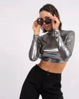 Top corto plateado brillante, de cuello alto y mangas largas.