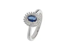 Anillo de plata 925 con circonia central ovalada color azul y circonias blancas alrededor.