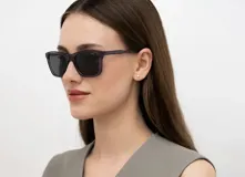 Lentes de sol INVU con marco rectangular transparente color lila y lentes polarizadas grises.