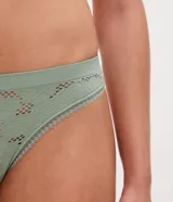Kit de dos bombachas tipo bikini Lov, confeccionadas en poliamida seamless con textura jacquard. El diseño presenta cintura suave y laterales confortables, ofreciendo un ajuste sin costuras aparentes.