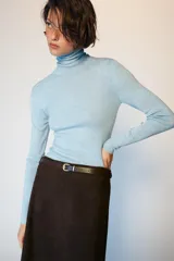 Jersey de punto celeste con cuello subido y manga larga, confeccionado con mezcla de lana.