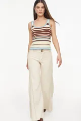 Musculosa de tejido de punto ligero, con diseño a rayas horizontales en tonos marrón, celeste y amarillo claro, de corte al cuerpo y escote redondo.