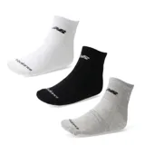 Pack de tres pares de medias blancas invisibles New Balance con logo en negro.