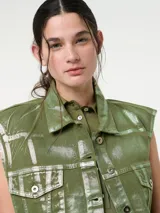 Chaleco denim rosa con efecto metalizado plateado, sin mangas y con cierre de botones.