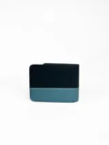 Billetera Rusty modelo Lijen, de tela color negro en la parte superior y azul en la inferior, con logo de la marca en etiqueta de goma.