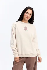 Buzo de algodón con efecto acid wash y diseño vintage. Presenta cuello redondo, mangas largas con puños acanalados, bolsillo frontal tipo canguro y estampa gráfica pequeña en el pecho.