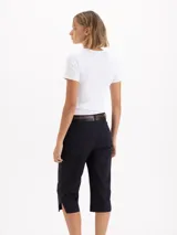 Remera de algodón pima al cuerpo, con cuello redondo y manga corta.