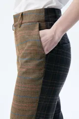 Pantalón de vestir de corte chino, con tiro medio-alto, pierna recta y bolsillos laterales. Diseño a cuadros en tonos marrón, azul y rojo.