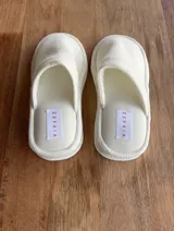 Pantuflas de algodón color blanco con plataforma baja.