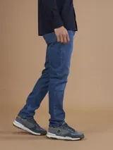 Jean de calce slim fit, color azul medio.