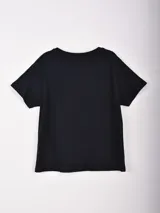 Remera negra de manga corta con cuello redondo y estampado frontal en gris que dice "NEVADA CARSON CITY USA" y el número "35".