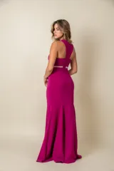 Vestido largo de fiesta fucsia, corte sirena, con escote halter y detalles de tul transparente en el cuello y la cintura.