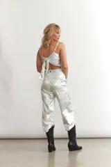 Mono plateado metalizado con breteles finos y corte holgado.