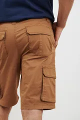 Bermuda cargo de color verde, con diseño funcional de seis bolsillos, incluyendo bolsillos laterales con solapa. Confeccionada en tejido de algodón con elastano para mayor comodidad.