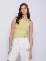 Top sin mangas color turquesa, de textura acanalada y brillante.