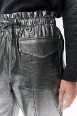 Pantalón cargo plateado con cintura elastizada ajustable con cordón y puños ajustables con cordón.
