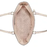 Cartera tipo tote Guess modelo Viviette, color beige con estampado de monograma de la marca. Cuenta con doble asa de hombro, cierre superior y un dije metálico colgante con el logo de la marca.