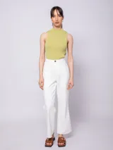 Pantalón blanco de algodón, corte recto, con cinco bolsillos, botón y cierre metálico.