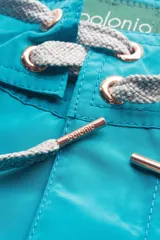 Short de baño azul con estampado de palmeras, de corte clásico y cintura fija.