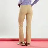 Pantalón beige de corte recto y tiro alto.