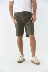 Bermuda tipo chino de gabardina texturizada, con diseño de cinco bolsillos, cierre de cremallera y botón frontal.